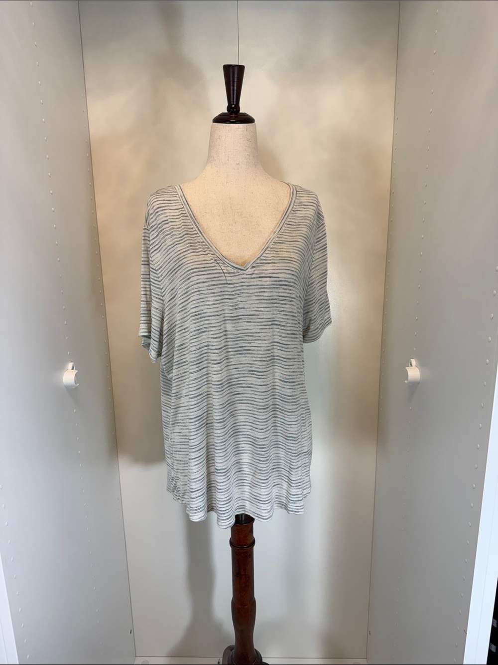 Old Navy Light Gray Striped V-Neck Short Sleeve Top
